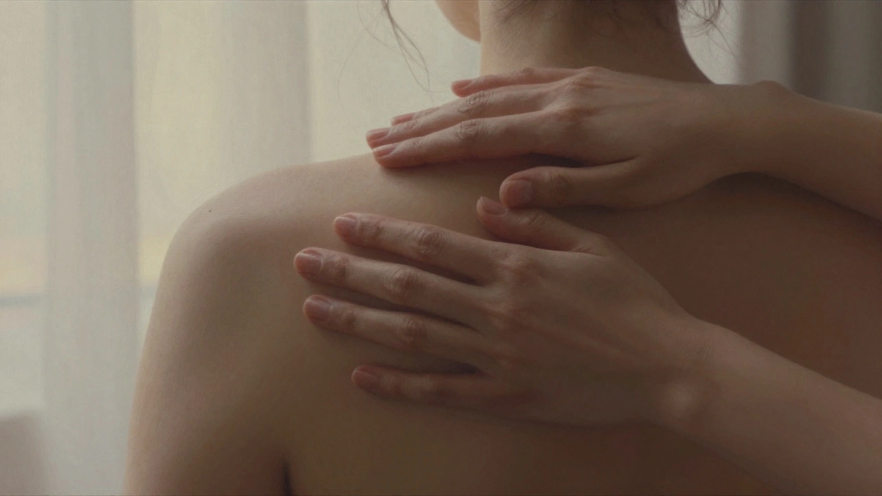 Ruce se pohybují po zádech jako taneční pár, jemně, bez tlaku.